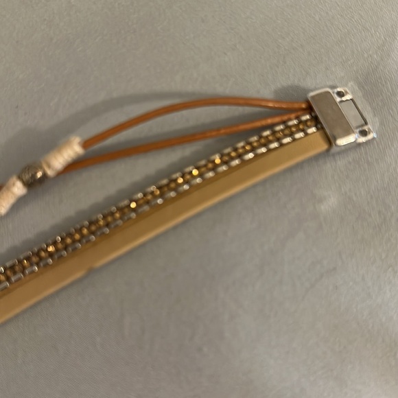 QUADRUPLE MAGNETIC WRAP BRACELET tan and brown with a feather in silver metal - Picture 5 of 5